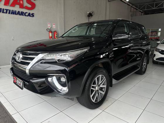 TOYOTA HILUX SW4 2.8 SRX 4X4 7 LUGARES 16V TURBO INTERCOOLER DIESEL 4P AUTOMÁTICO TOYOTA HILUX SW4 2.8 SRX 4X4 7 LUGARES 16V TURBO INTERCOOLER DIESEL 4P AUTOMÁTICO
